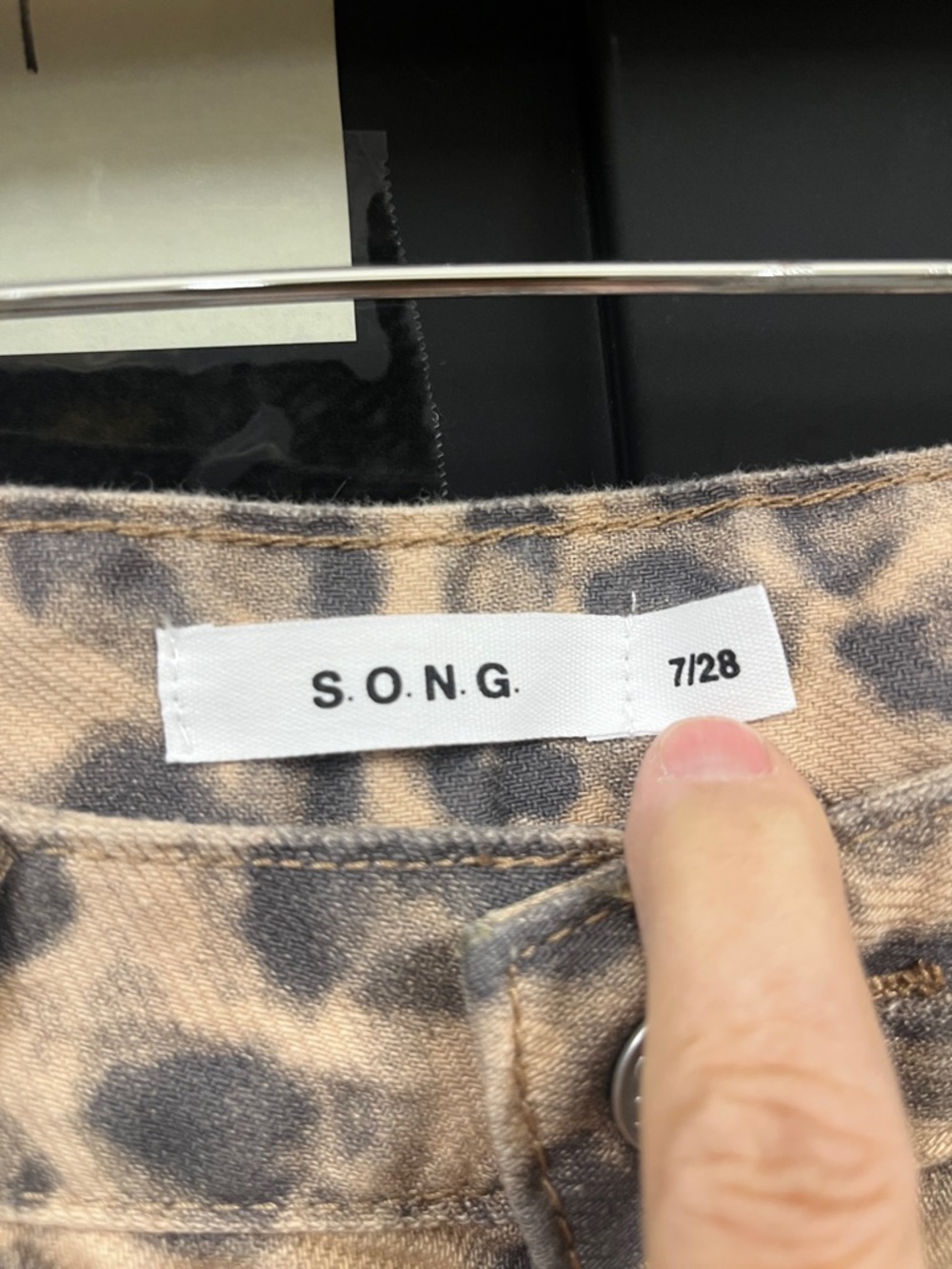 NWT Leopard Print Low Waist Barrel Leg Jeans NWT Animal Print Neutral Size 7/28 - Picture 6 of 12